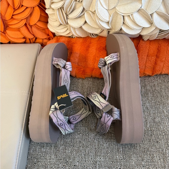 ❣️🆕Teva Flatform Universal Sunscape Sandals in Waterless Neutral Shade❣️ - Picture 8 of 10